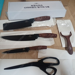 이사 정리 합니다. 새 제품 다용도 칼 가위 5종과 쇼핑백 택포함 19,000원.