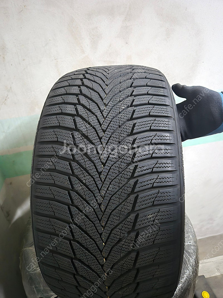 255/35/18 겨울타이어 거의 신품 1대분 판매--2