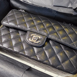 샤넬 클래식 미디움 은장 캐비어 (22년 구매)