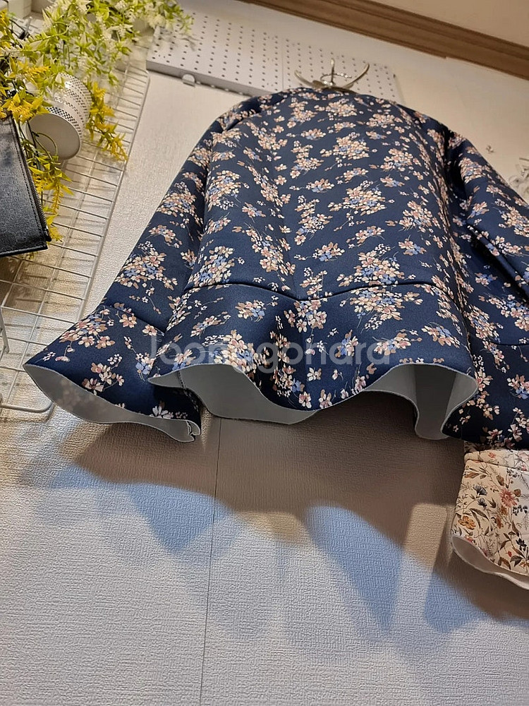 무배 새상품 S 네오프랜 소매프릴 꽃패턴 티셔츠 써스데이아일랜드--4