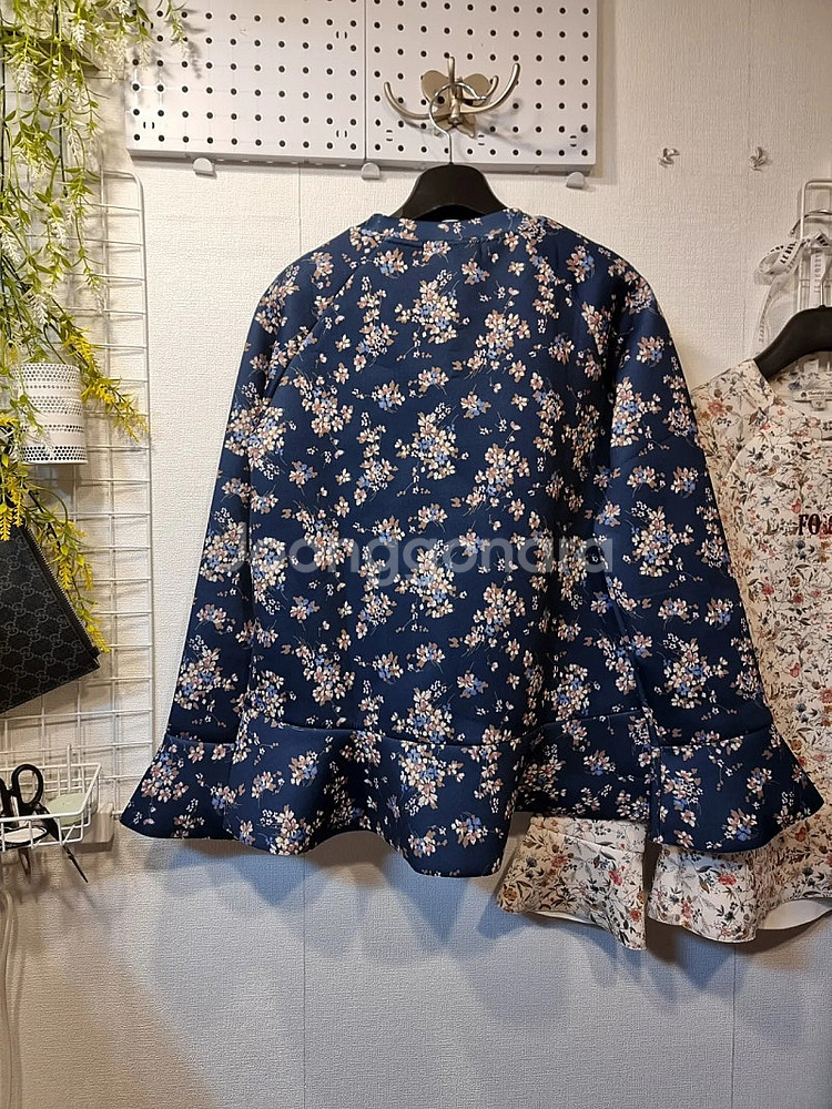 무배 새상품 S 네오프랜 소매프릴 꽃패턴 티셔츠 써스데이아일랜드--5