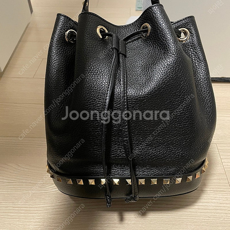 발렌티노 락스터드 버킷--0