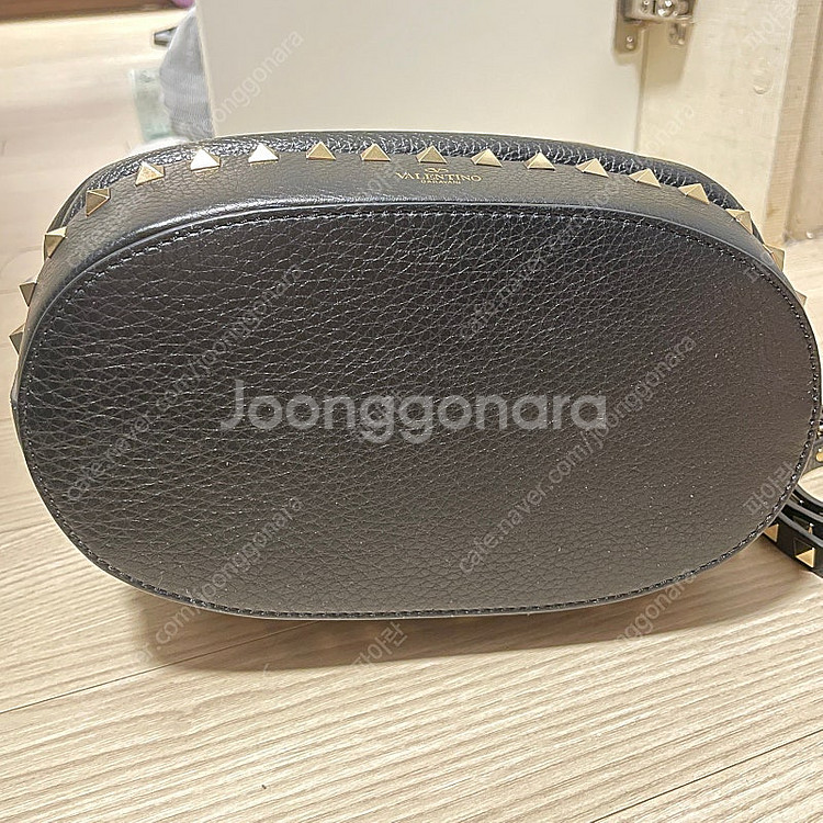 발렌티노 락스터드 버킷--4