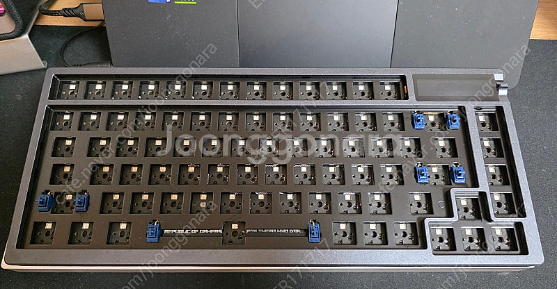 ASUS ROG AZOTH 게이밍키보드--5