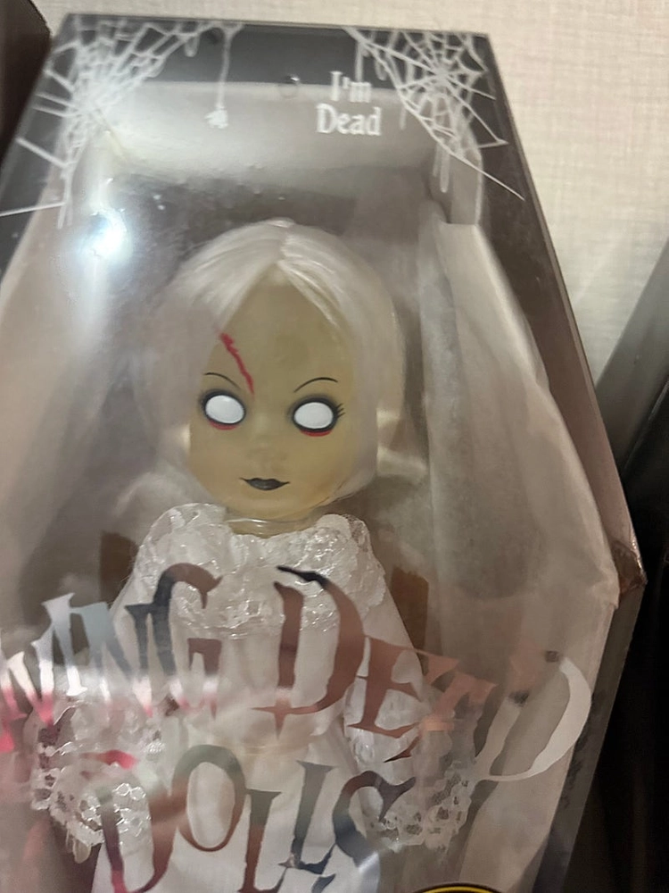 리빙데드돌 화이트포시, 레버넌트 이미지