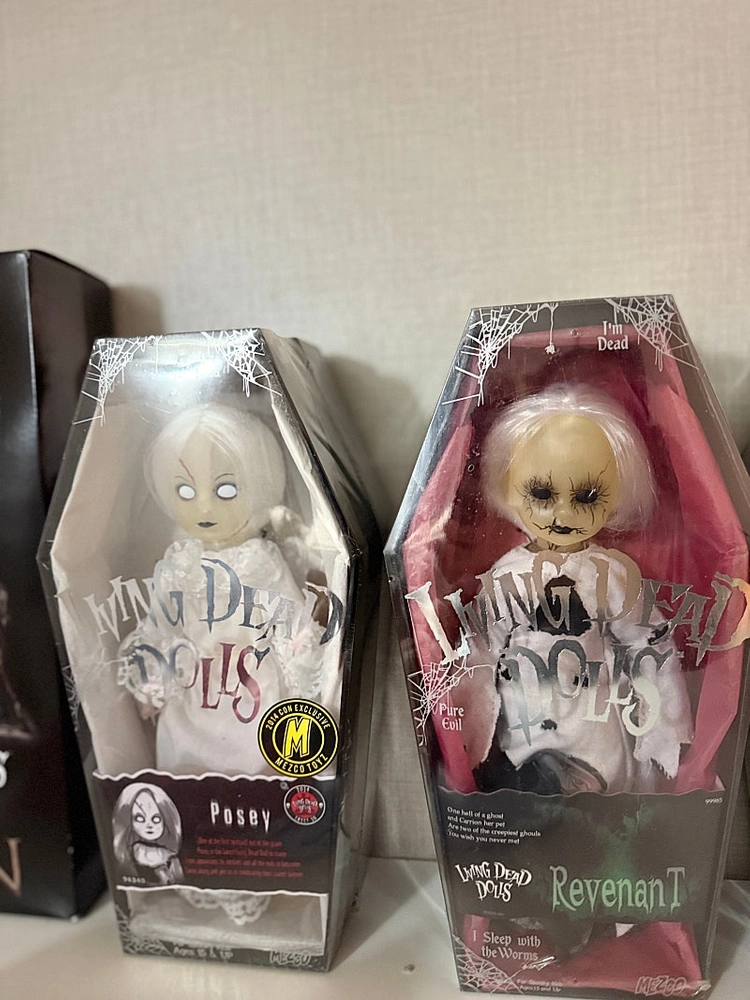 리빙데드돌 화이트포시, 레버넌트 이미지