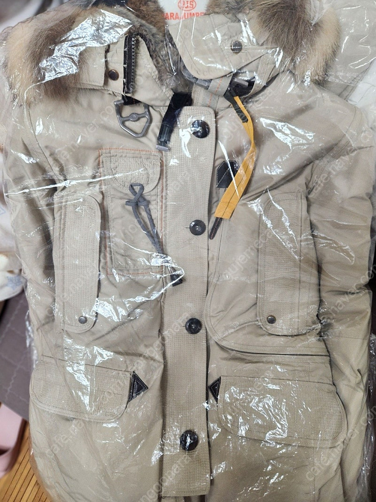 파라점퍼스 코디악 마스터피스 라쿤퍼 패딩 코트 점퍼 베이지 XS싸이즈 판매 합니다.--1