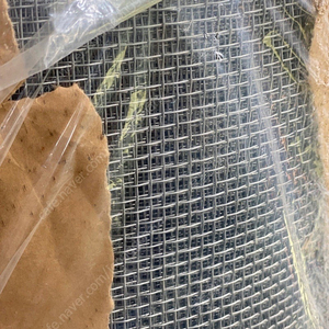 철망 판매합니다. 조밀망이에요 사이즈 4*4 사이즈 높이 500 이에요 1롤에 60M 에요