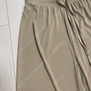 베이지 색상의 골지 와이드 팬츠