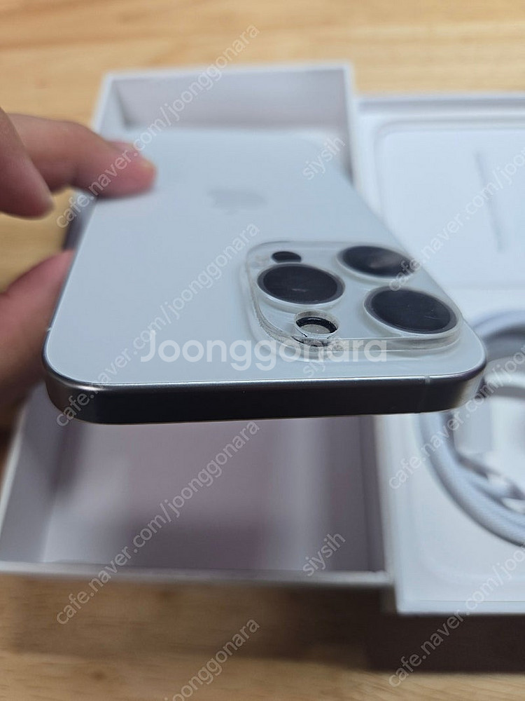 아이폰15프로맥스 512gb 화이트 팝니다.--5