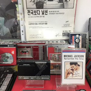 워크맨 작동품(수리점 수리 완료-재생/라디오 작동확인):허름한 Toshiba KT-AS10본체(앞면 창 부품 없음, 배터리 덮개 제짝 아님 etc.)+라디오 팩+중고 테이프/택포가