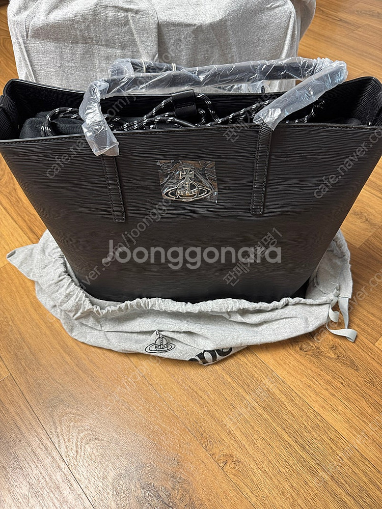 비비안웨스트우드 폴리 드로우 스트링 토트백 블랙--0