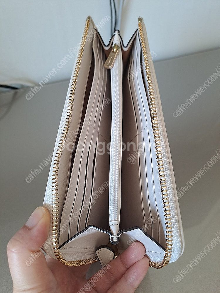 코치 베이지 장지갑--1