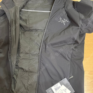 아크테릭스 아톰 후디 FW25 새상품 s 판매합니다