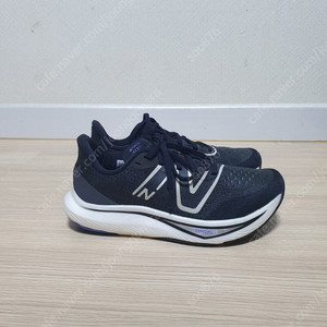 뉴발란스 퓨어셀 레벨 v3 런닝화 사이즈 240 판매해요