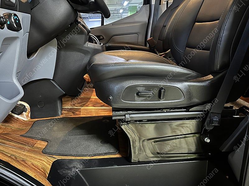 5인승 캠핑카 포드 트랜짓 로우탑 이미지