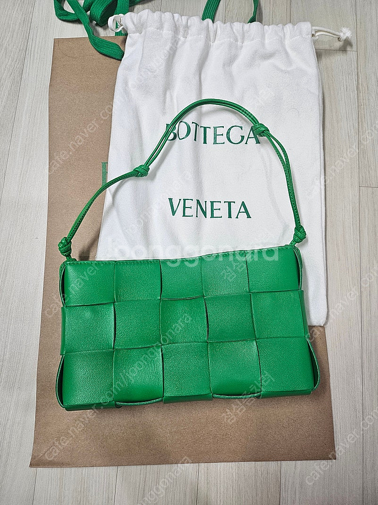 보테가베네타 카세트 숄더백 판매합니다.--0