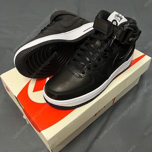 나이키 스투시 에어포스 1 ’07 미드 SP 블랙 230 사이즈 팝니다. DJ7840-001 스니커즈 신발 운동화