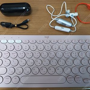 블루투스 이어폰 1개(알리캡슐 Anomoibuds IP010-XPRO)+로지텍 블루투스 키보드(K380) 묶음팝니다.(가격절충 가능)