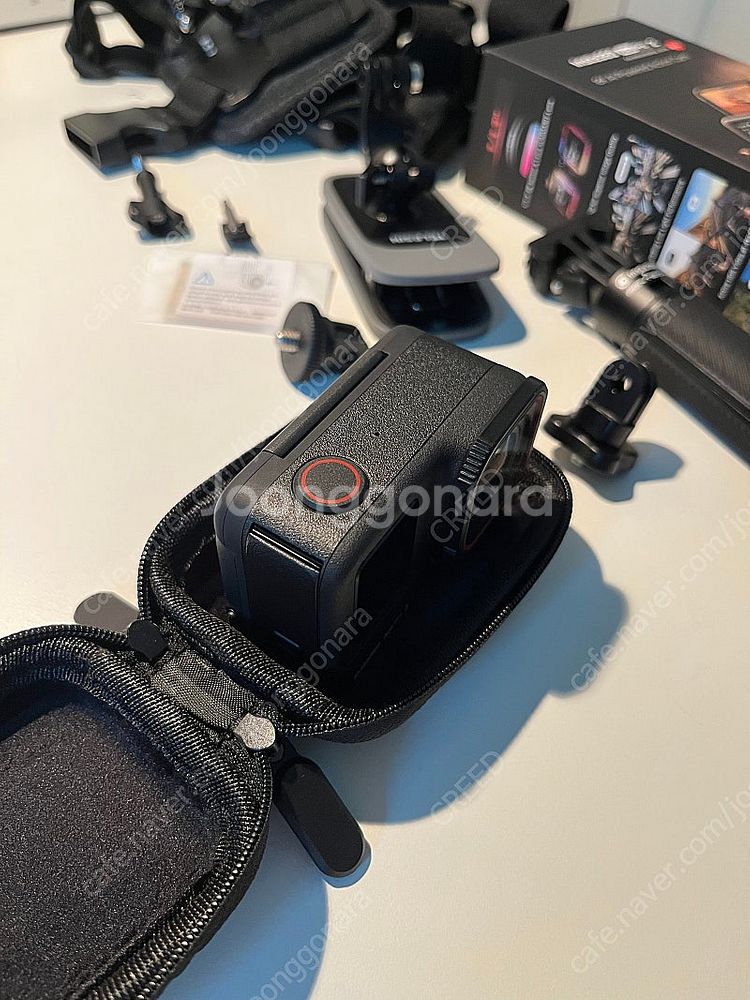 인스타 360 에이스프로2 듀얼배터리 팩+가슴마운트등등--4