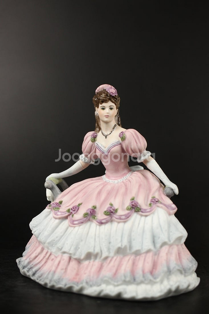 영국산 콜포트 에이지 오브 엘레강스 무광 도자기 피겨린 Age of Elegance--1