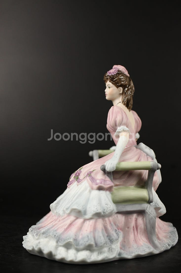 영국산 콜포트 에이지 오브 엘레강스 무광 도자기 피겨린 Age of Elegance--3