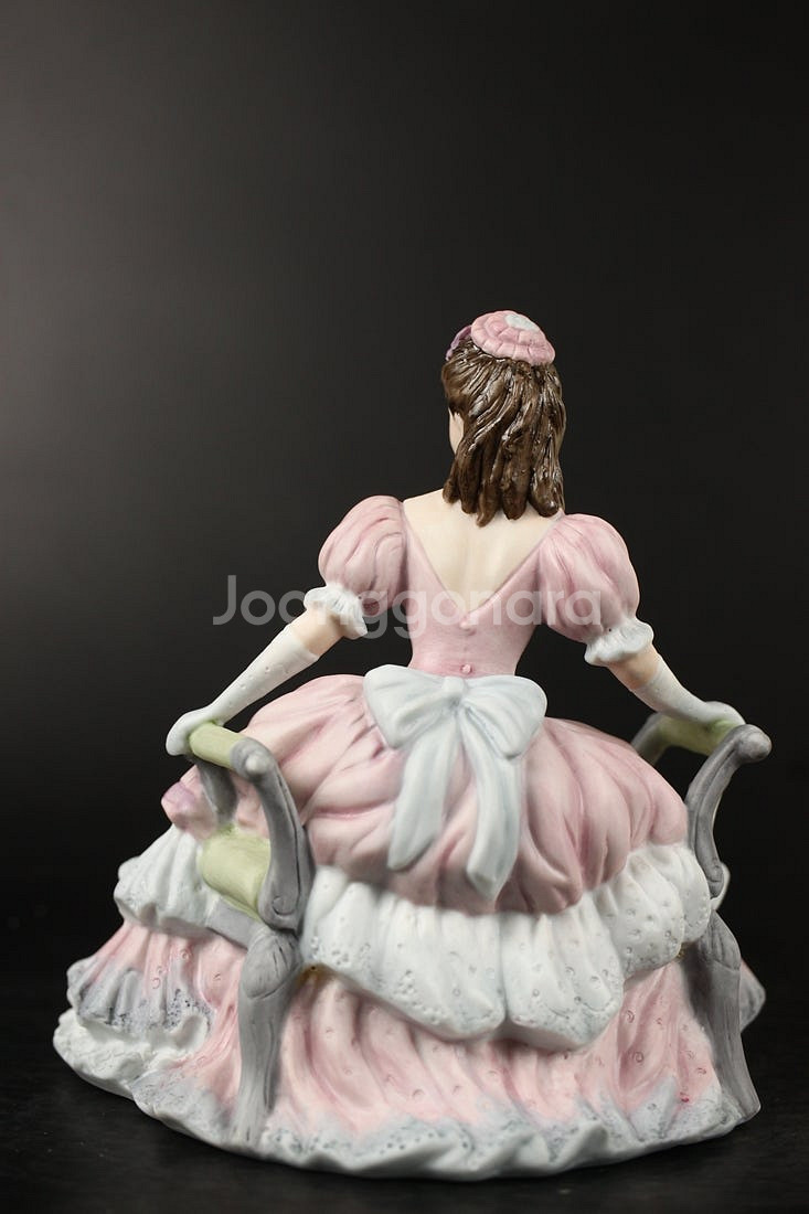 영국산 콜포트 에이지 오브 엘레강스 무광 도자기 피겨린 Age of Elegance--4