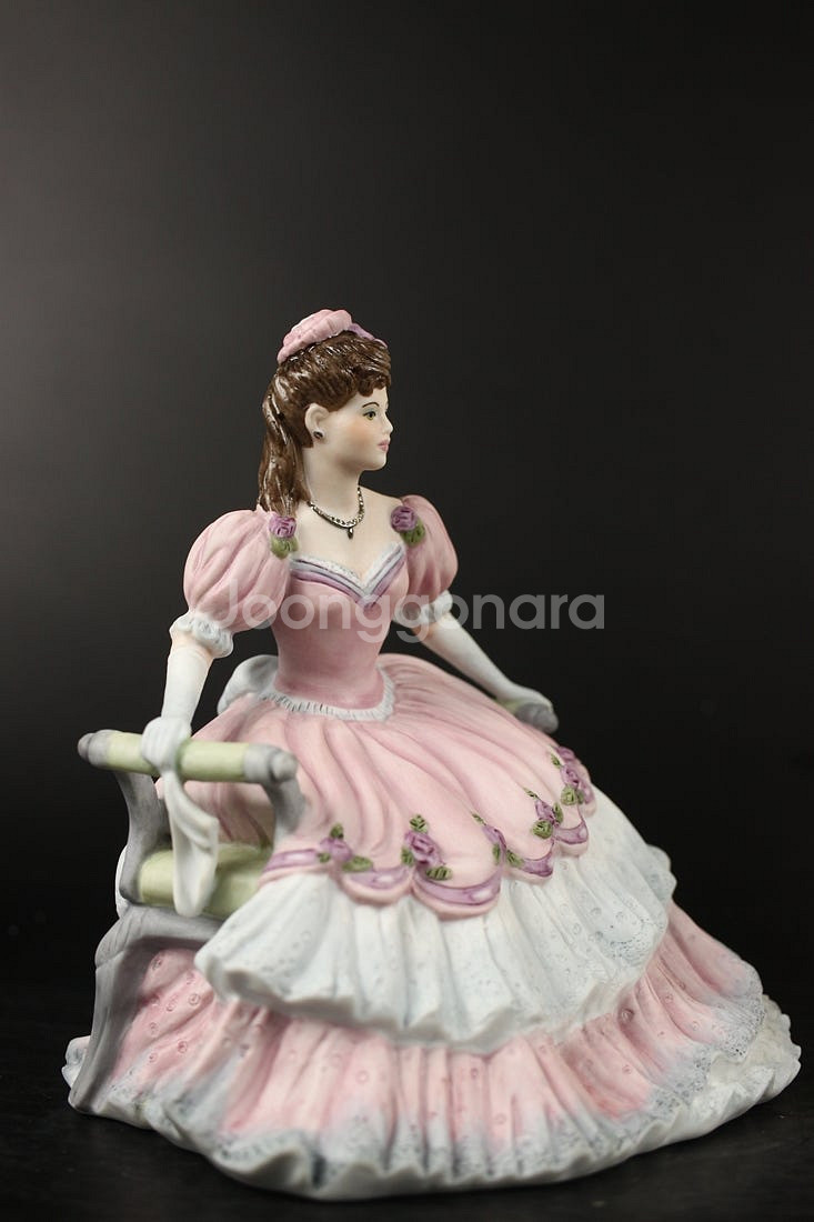 영국산 콜포트 에이지 오브 엘레강스 무광 도자기 피겨린 Age of Elegance--6