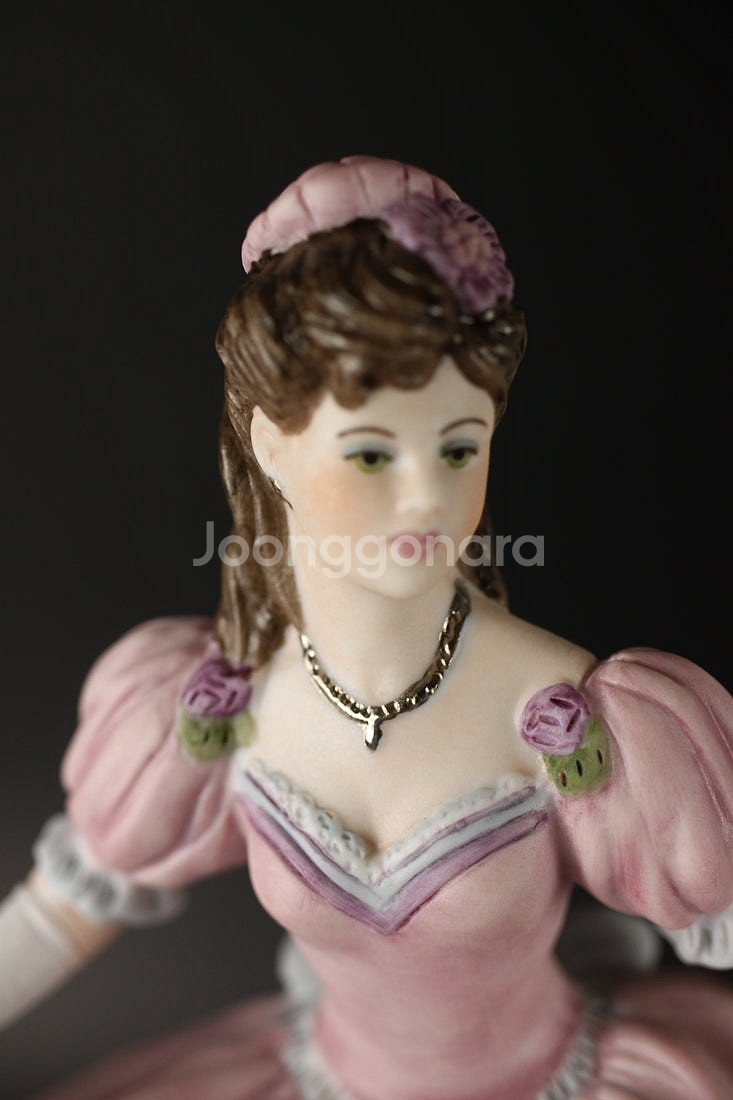 영국산 콜포트 에이지 오브 엘레강스 무광 도자기 피겨린 Age of Elegance--8