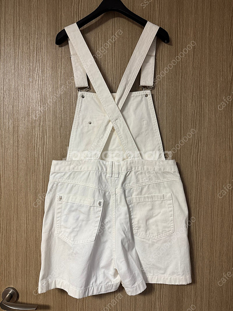 럭키슈에뜨 멜빵 화이트 데님 반바지. 38사이즈.--1