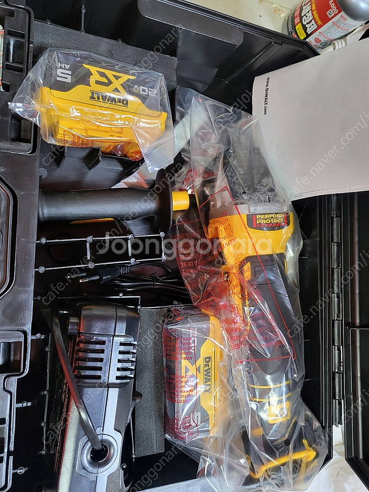 디월트 충전식 그라인더 DCG405 셋트 팝니다.2025년식 새상품입니다--0