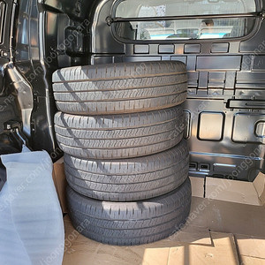 스타리아 순정 휠 타이어 판매 합니다.