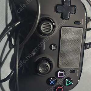 나콘 유선 PS4 컨트롤러입니다 새것