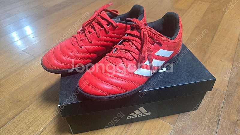 아디다스 풋살화/ 축구화 210사이즈 . 택포 2만원--5