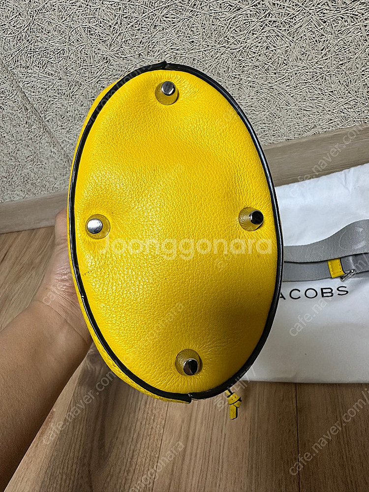 마크제이콥스 미니 버킷 (색이 너무 예뻐요)--4