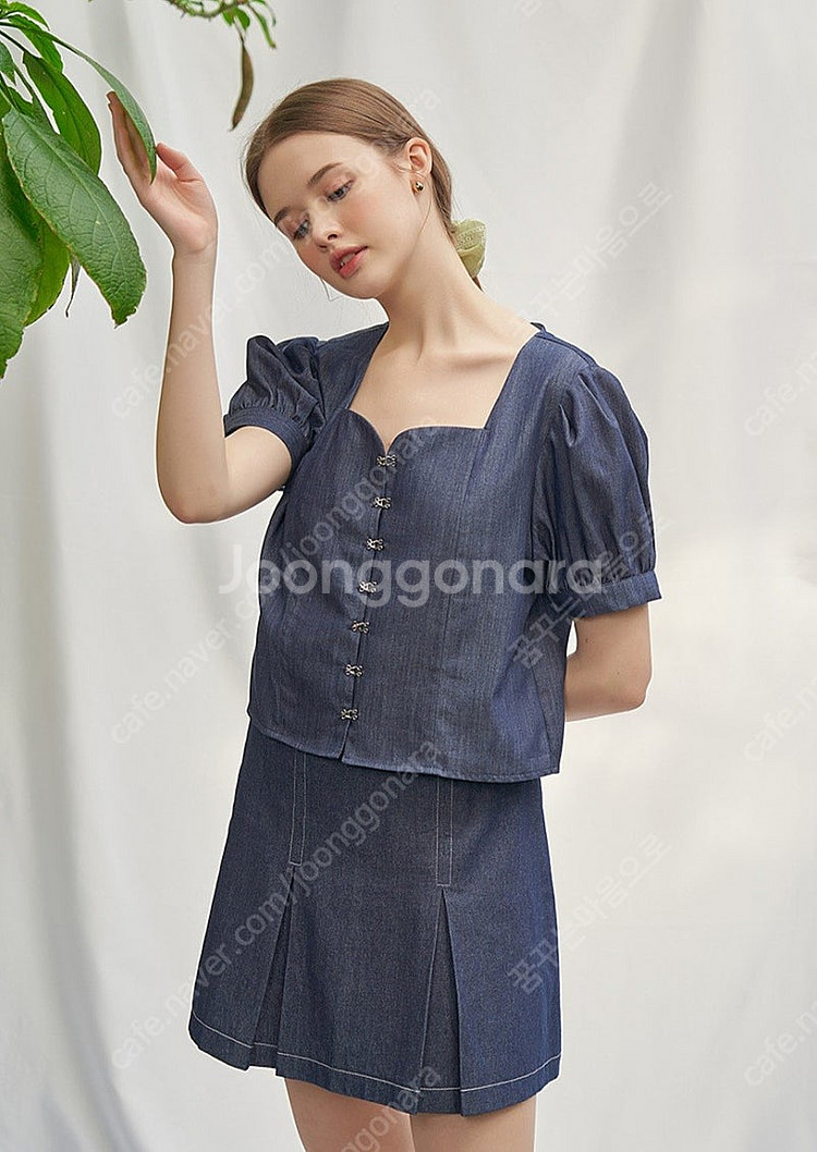 아이브 리즈 송해나 레터프롬문 데님 블라우스--1