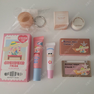 [무료배송/새상품] 산리오 콜라보 에디션 일괄: 에뛰드 젤리밤, 롬앤 치크 블루베리칩, 롬앤 태닝 키링 팟