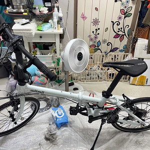 위미바이크 모델8 접이식 자전거 판매합니다. (화이트 색상)