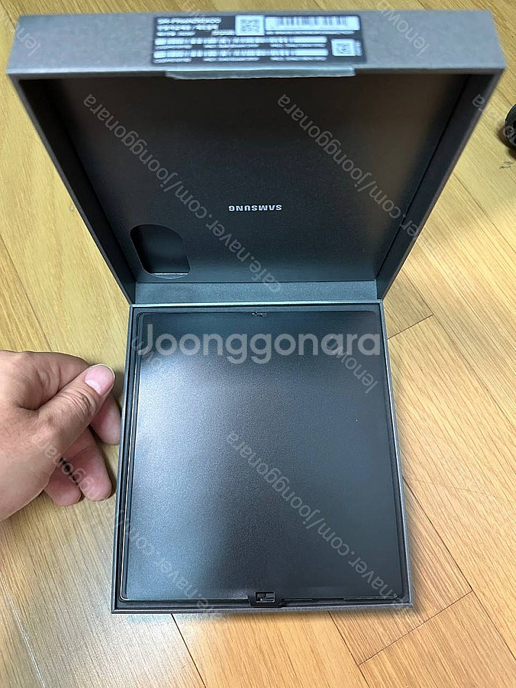 갤럭시폴드7 자급제 512g 블랙 신동품급 AI구독클럽 포함 팔아요.--0