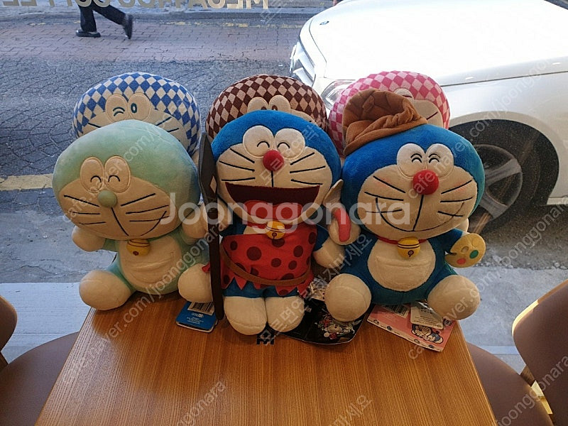 도라에몽 인형 정품 뒤에 큰건 다 정품 라벨. 붙어있음...--2