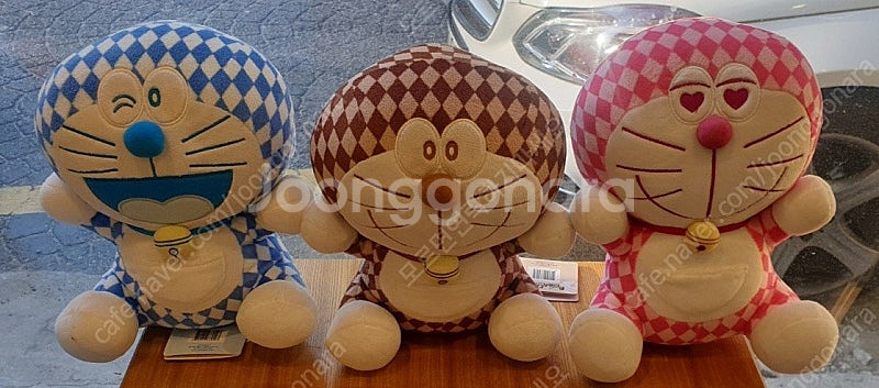 도라에몽 인형 정품 뒤에 큰건 다 정품 라벨. 붙어있음...--3