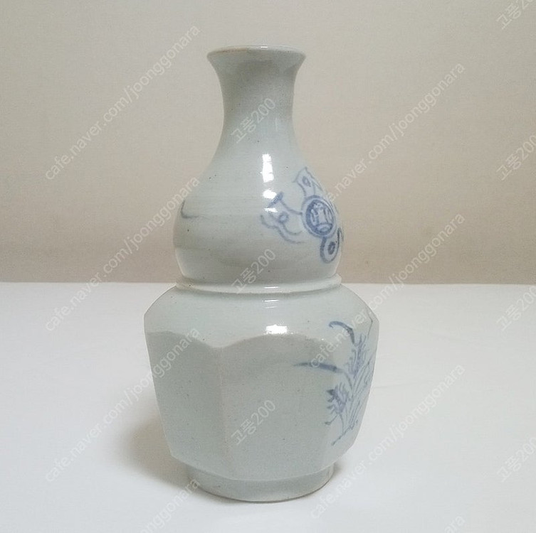 청화백자 칠보난초문 호리각주병 이미지