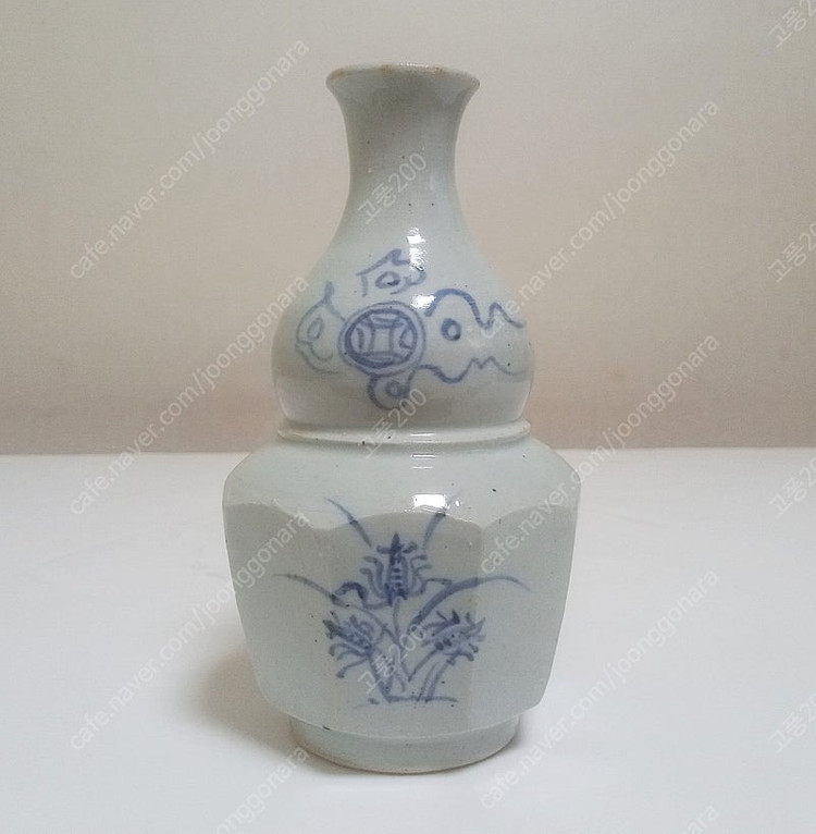 청화백자 칠보난초문 호리각주병 이미지