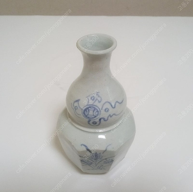 청화백자 칠보난초문 호리각주병 이미지