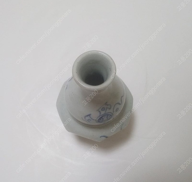 청화백자 칠보난초문 호리각주병 이미지