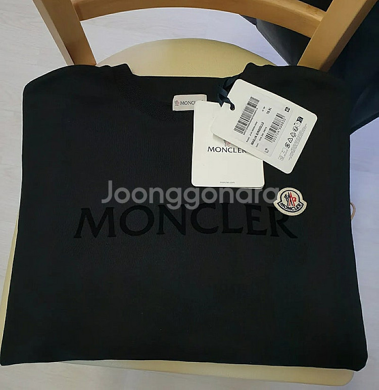 [몽클레어] 로고패치 라운드 맨투맨 신상 새상품 팝니다--0