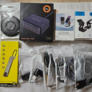 삼성전자 무선충전기,맥세이프 3in1,8in1,4in1 허브,800W 충전기,각종 특수 케이블 미개봉 새제품 이삿짐 정리중입니다 케이블이나 다른제품도 판매하고 있으니 필요시 같