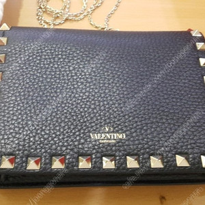 발렌티노 mw2p0249vsh 락스터드 체인크로스백 판매합니다.