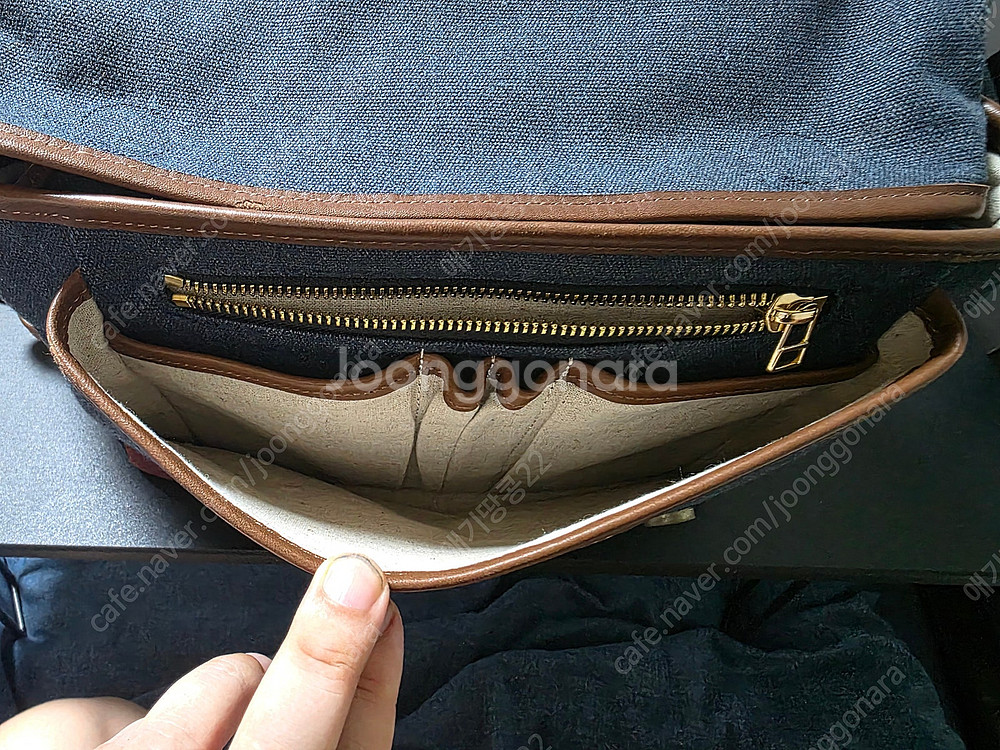 헤링본 포스트맨 카메라 가방 팝니다.--3