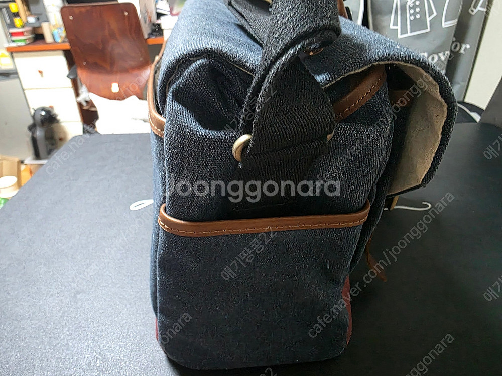 헤링본 포스트맨 카메라 가방 팝니다.--5